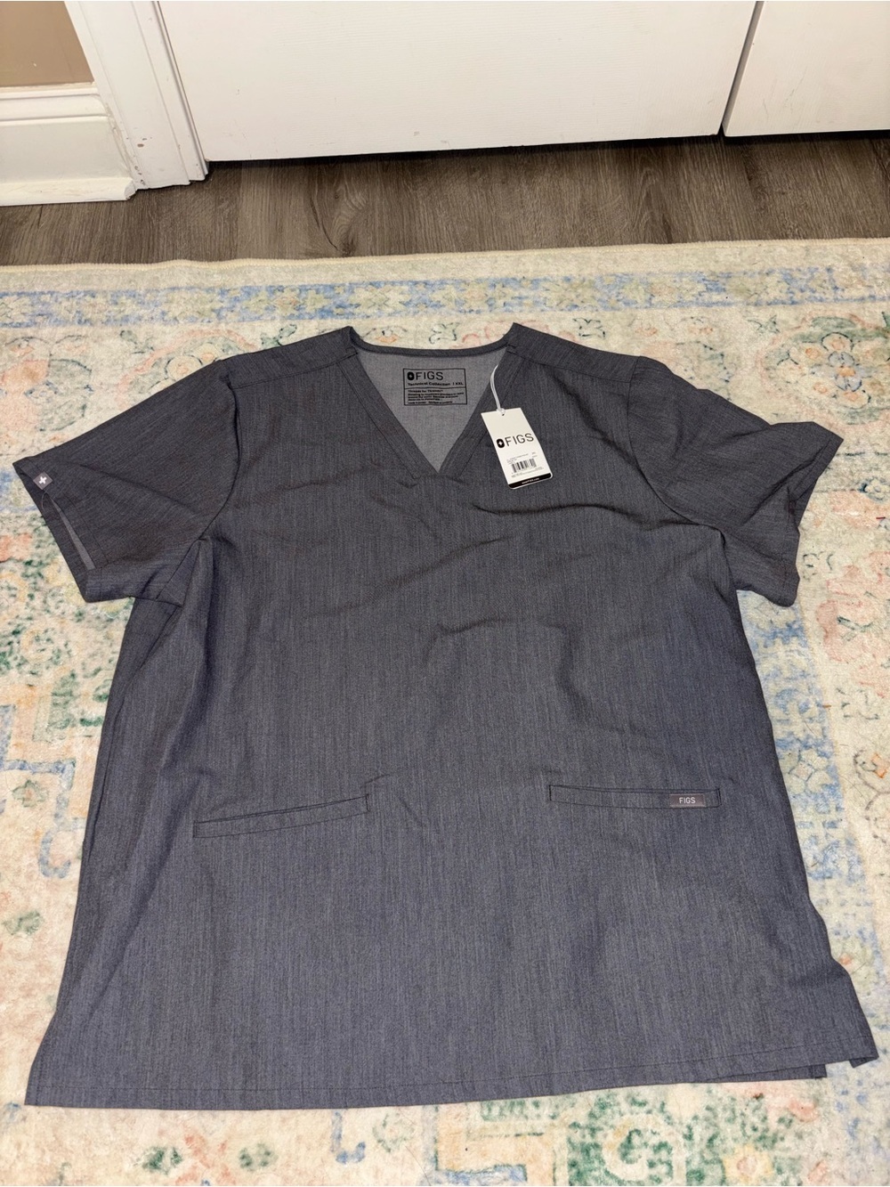 FIGS women’s 2 pocket Scrub Top NWT